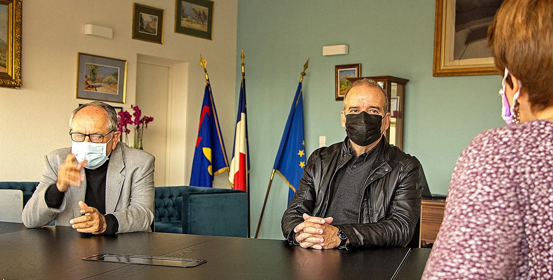 Thierry ALBERTINI répond aux questions de La Gazette du Var, en présence de Jean-Marc LUCIANI,…