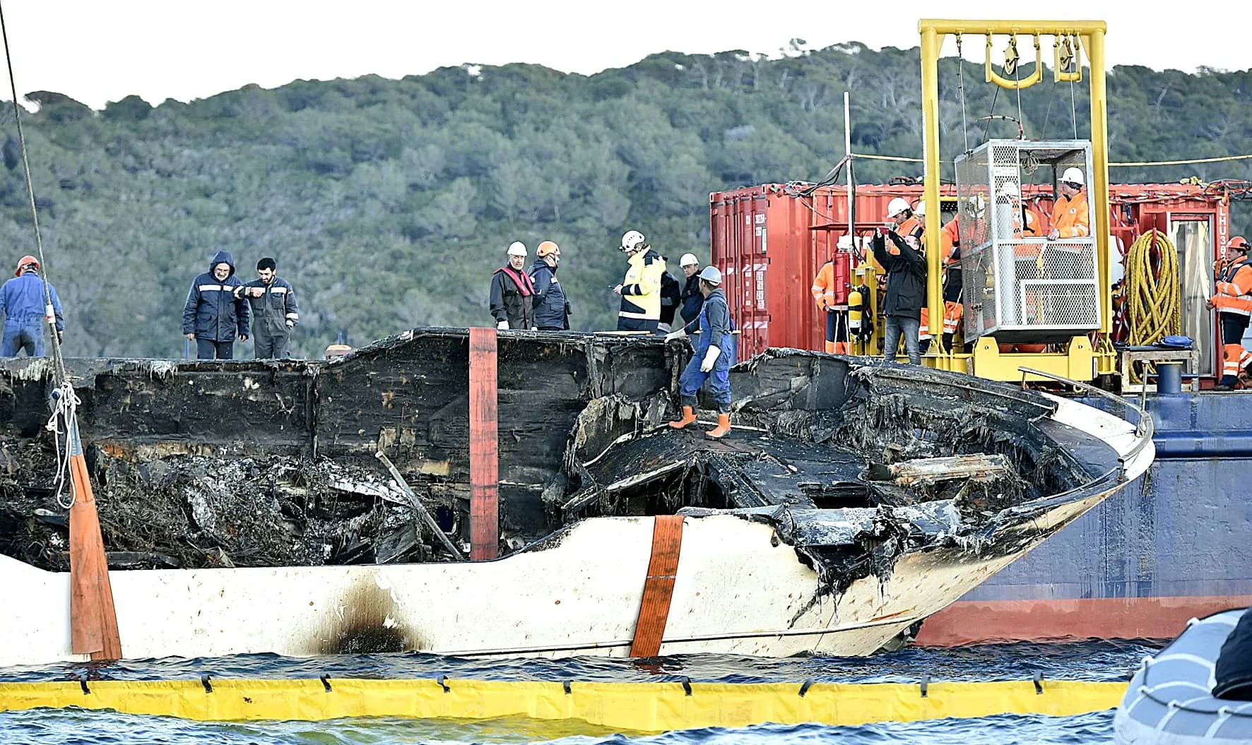 Relevage de l'épave du yacht Reine d'Azur au large de l'île du Levant