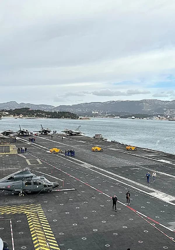 Joie et bonne humeur des familles sur le Charles de Gaulle