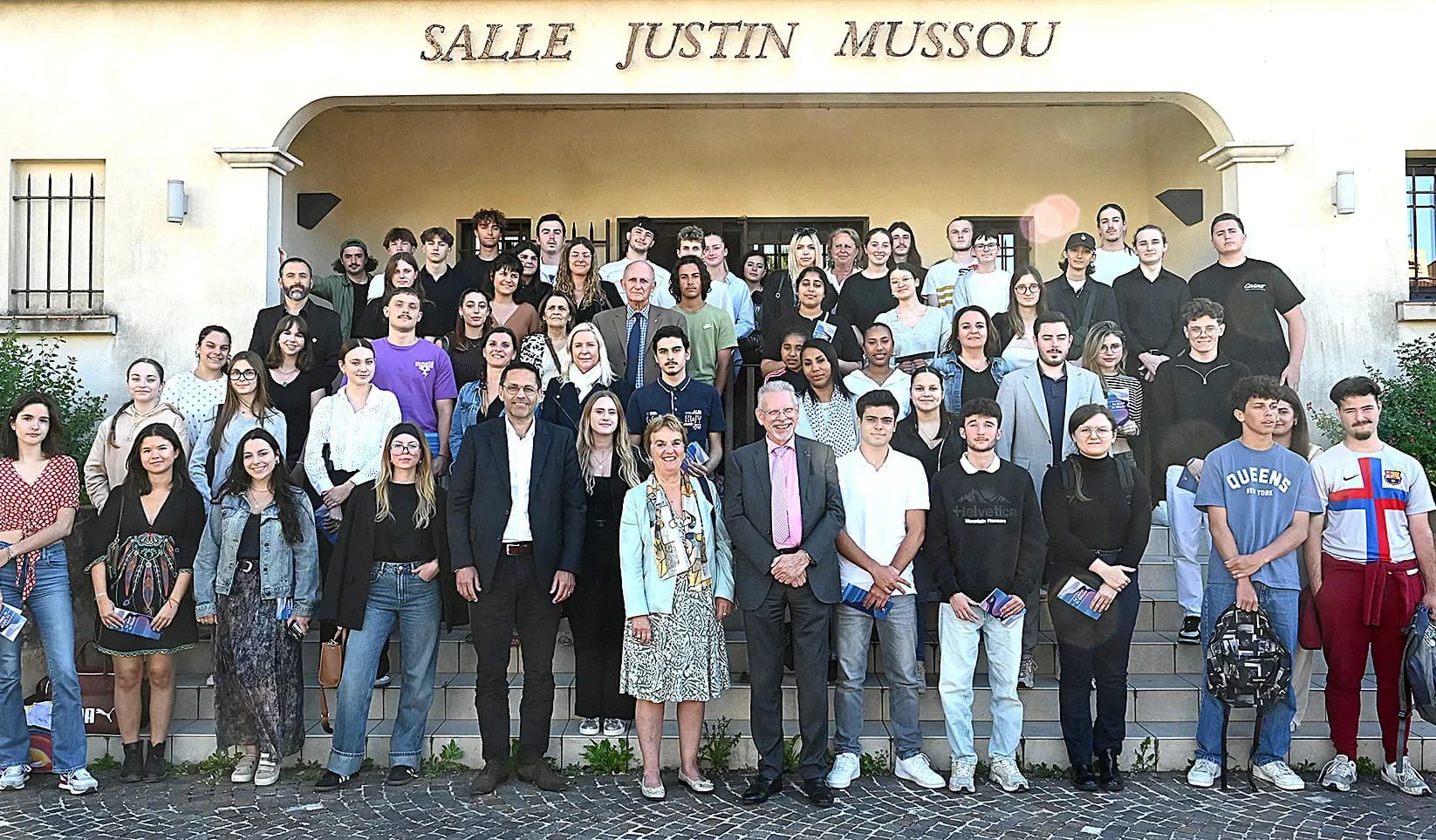 Des jeunes gardéens reçoivent leur carte d'électeur