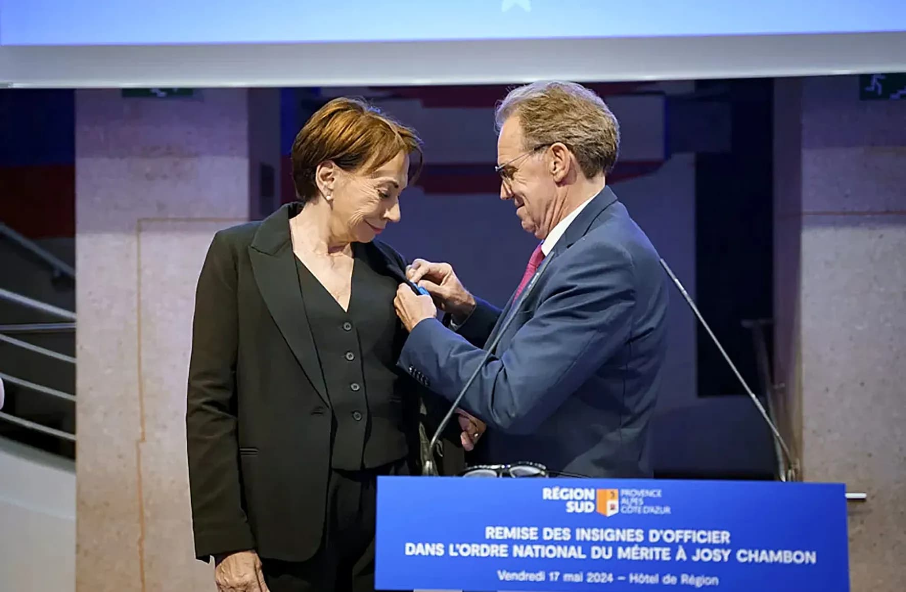 Josy Chambon reçoit les insignes d'Officier