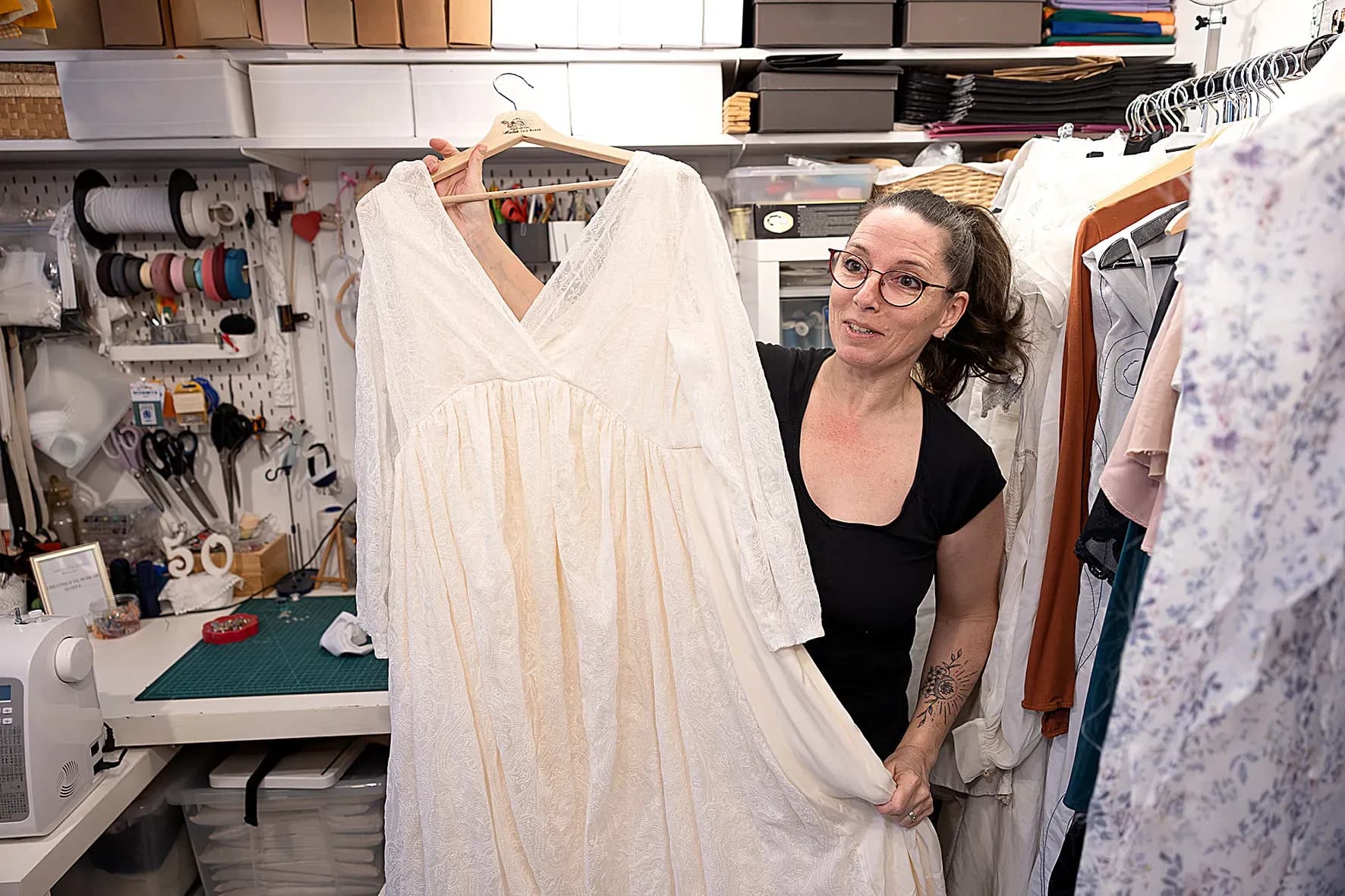 Créatrice de robe de mariée, Stéphanie Juy célèbre l'amour authentique