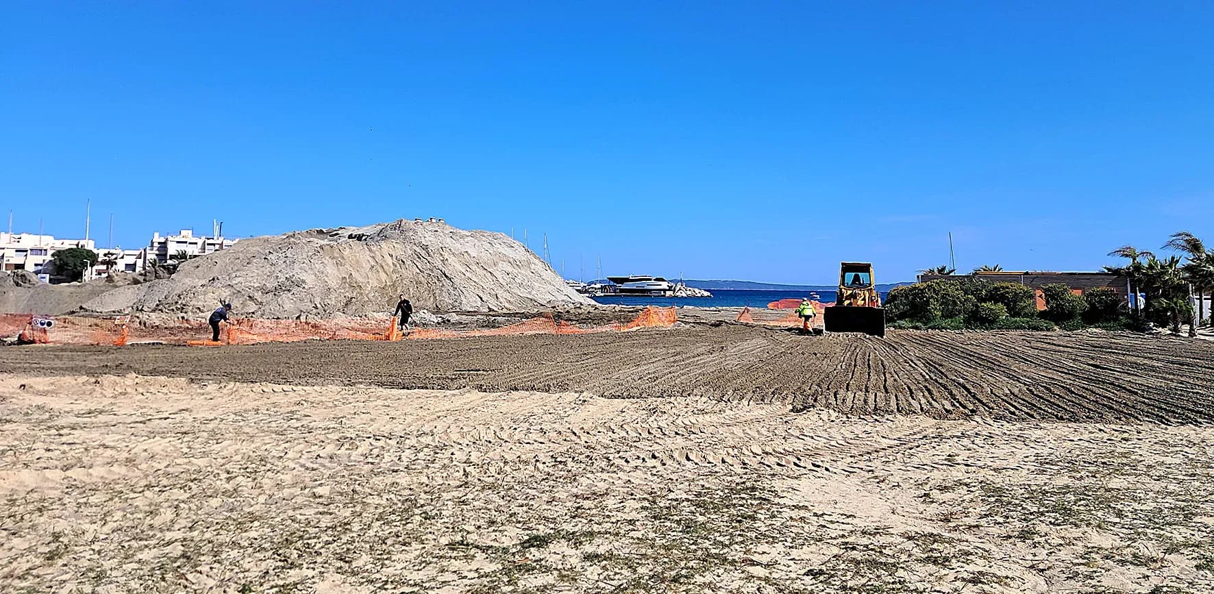 Le Yacht-Club International a dragué le port de La Favière