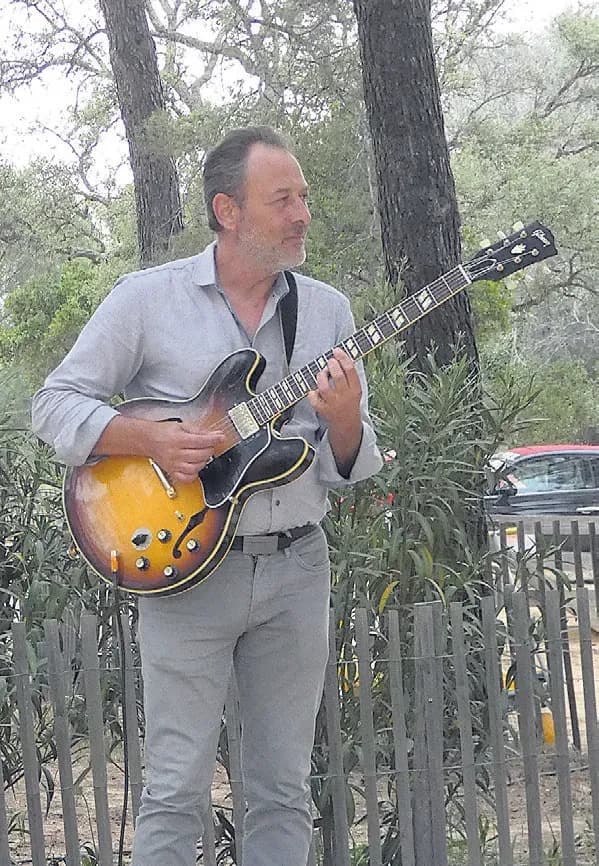 Bain, cinéma, jazz et magicien au Café Léoube
