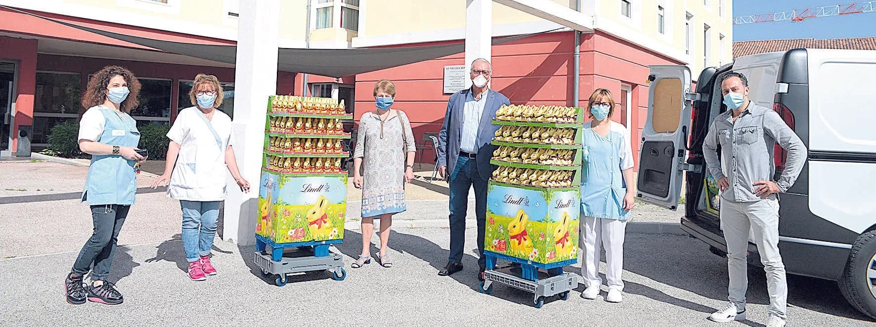 Un instant apprécié de gourmandise et de solidarité