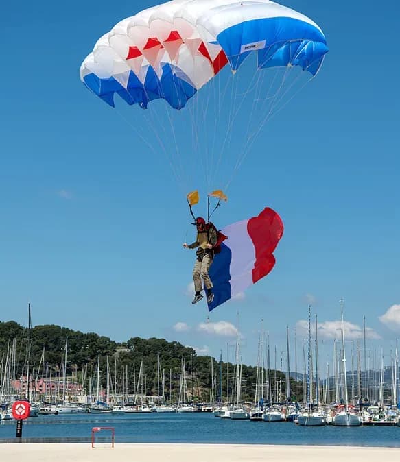 Un saut en parachute aux couleurs du Bleuet de France