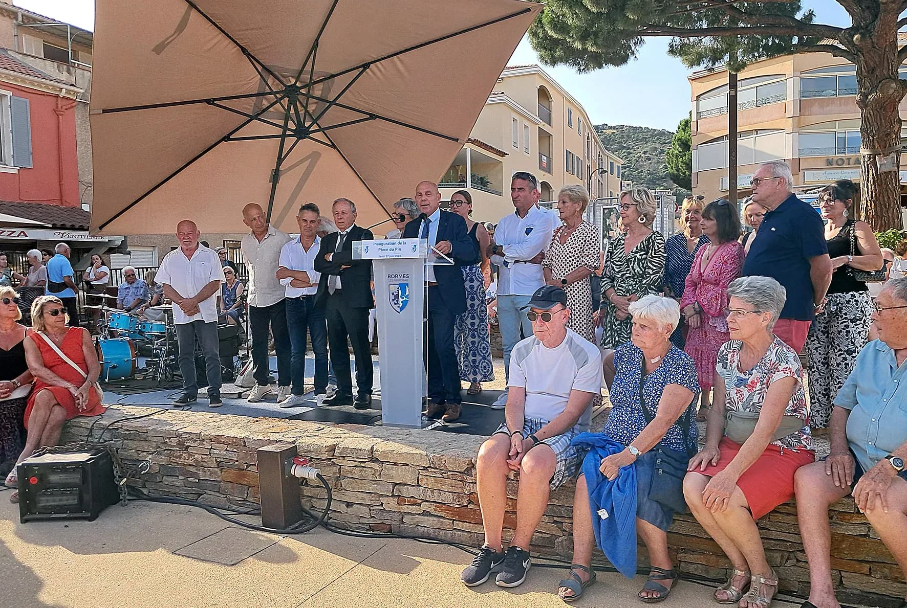 Le Pin de Bormes, place centrale du village