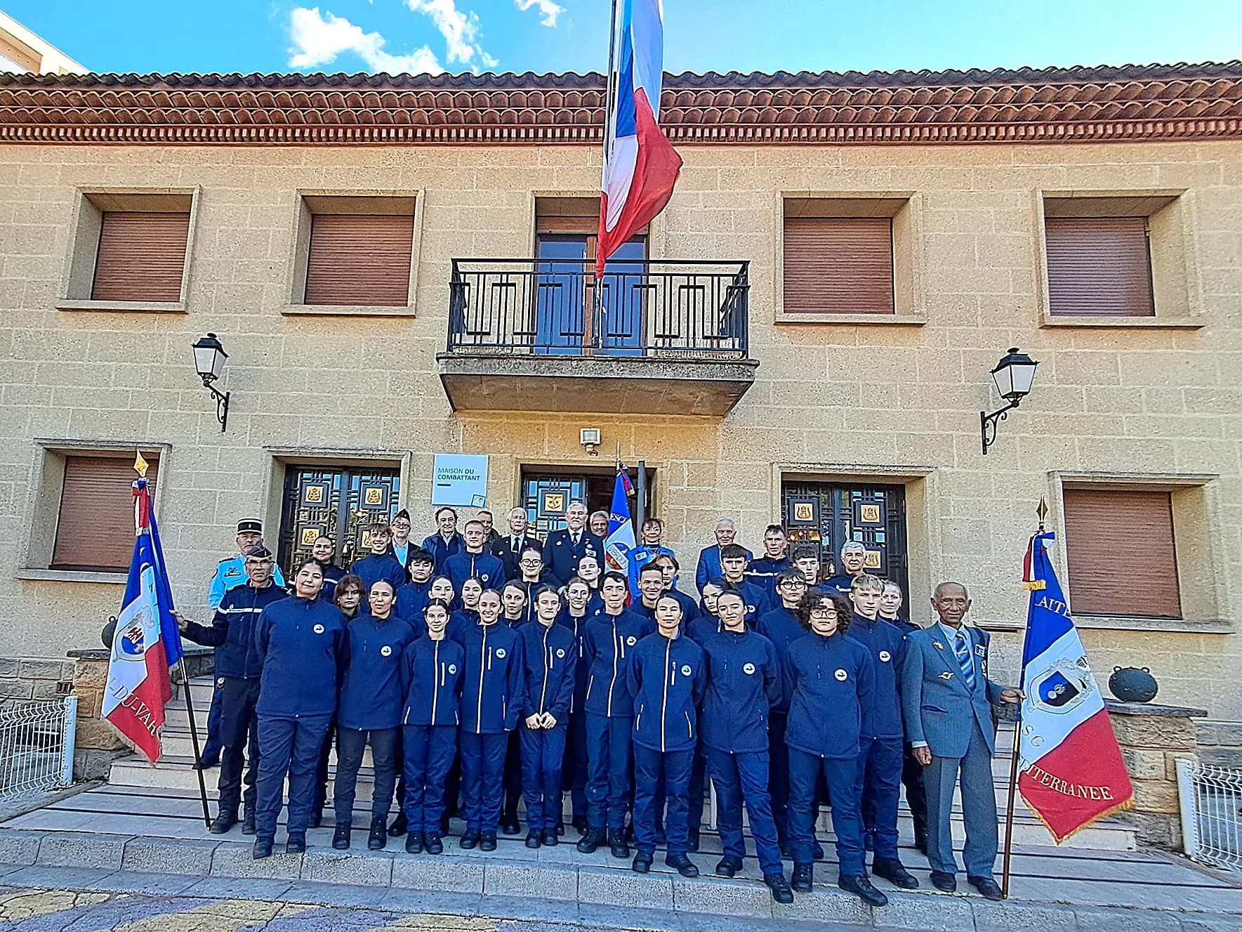 Les cadets de la gendarmerie initiés à la fonction de porte-drapeau
