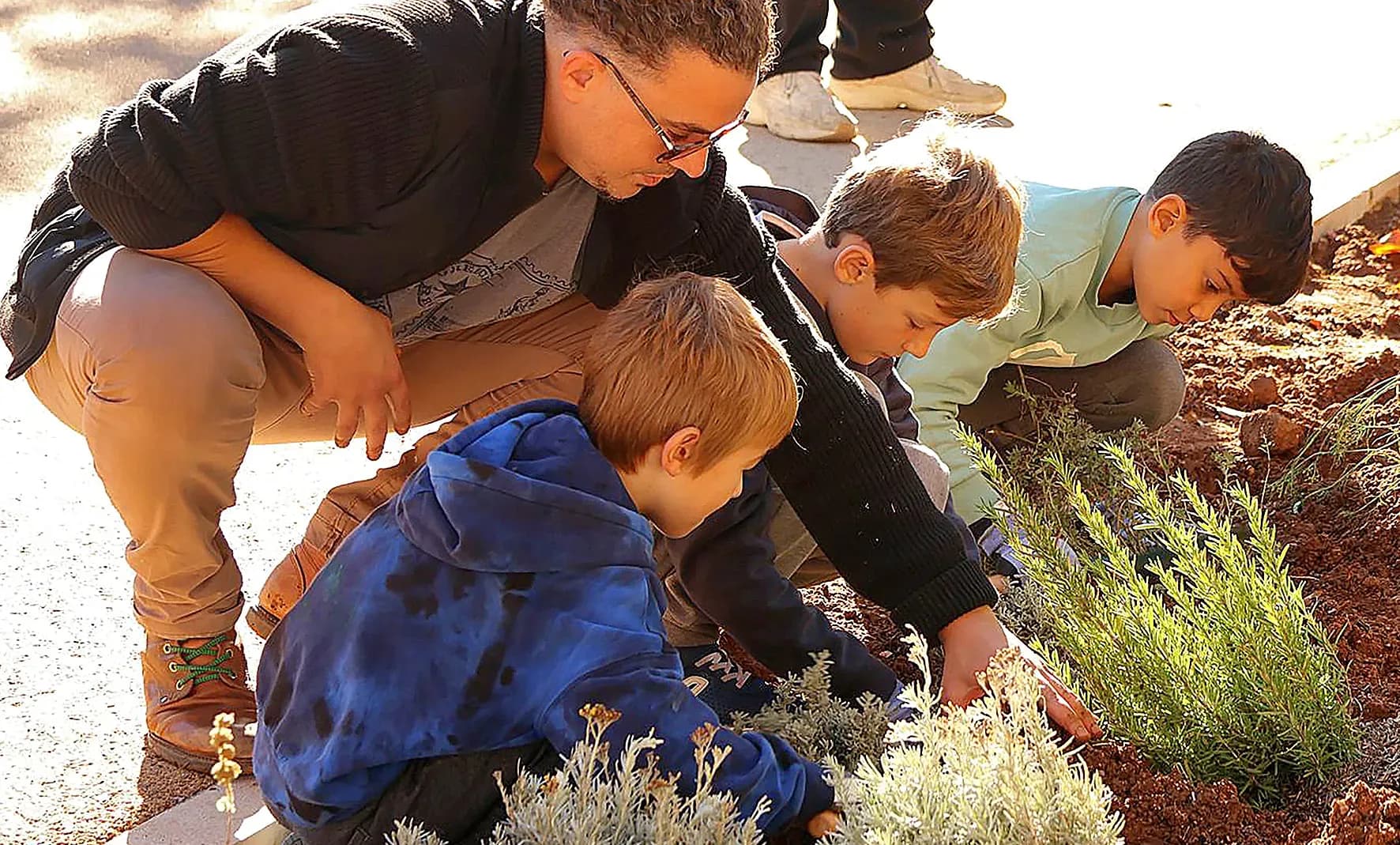 Les enfants mettent la main à la terre !