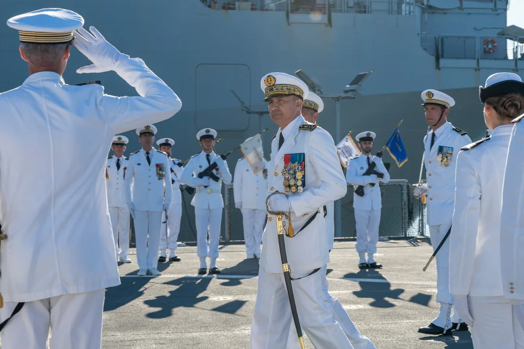 Le vice-amiral d’escadre Stanislas de Chargères passe en revue les troupes lors de la cérémonie de prise de commandement de la Force d’Action Navale, à Toulon
