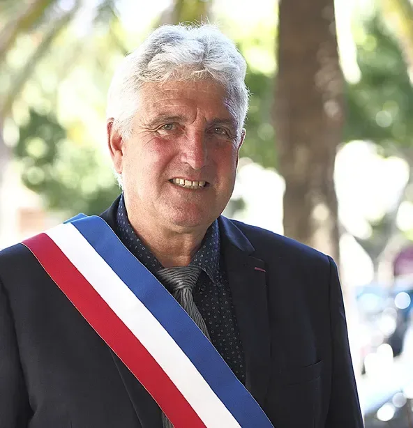 Grande opération “Un arbre coupé, deux arbres plantés“ lancée par la Ville Faisant le point sur cette grande opération de verdissement de la ville, Gilbert UVERNET, délégué à l’Environnement, répond aux questions de La Gazette du Var.