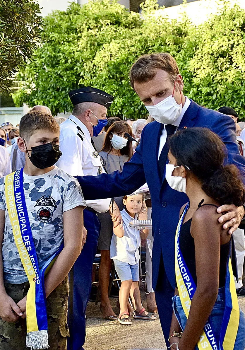 Emmanuel Macron rend hommage aux vétérans
