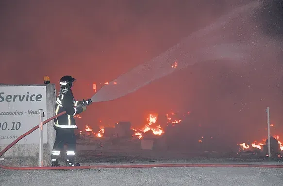 12 000 personnes évacuées, 4 500 hectares brûlés, plus de 1 000 pompiers mobilisés